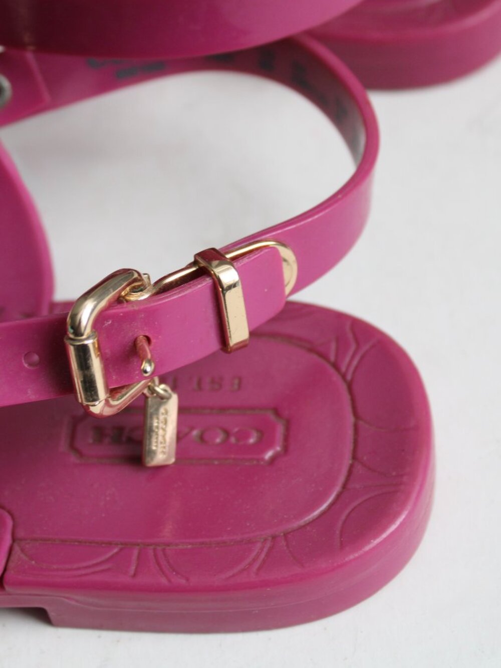 Coach Jelly Pink Pier Classic Gold Turnlock Accent Thong Sandals Size 6 - Picture 3 of 6